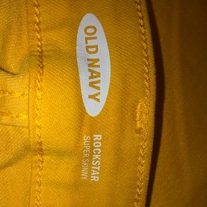Yellow Old Navy skinny jeans 👖